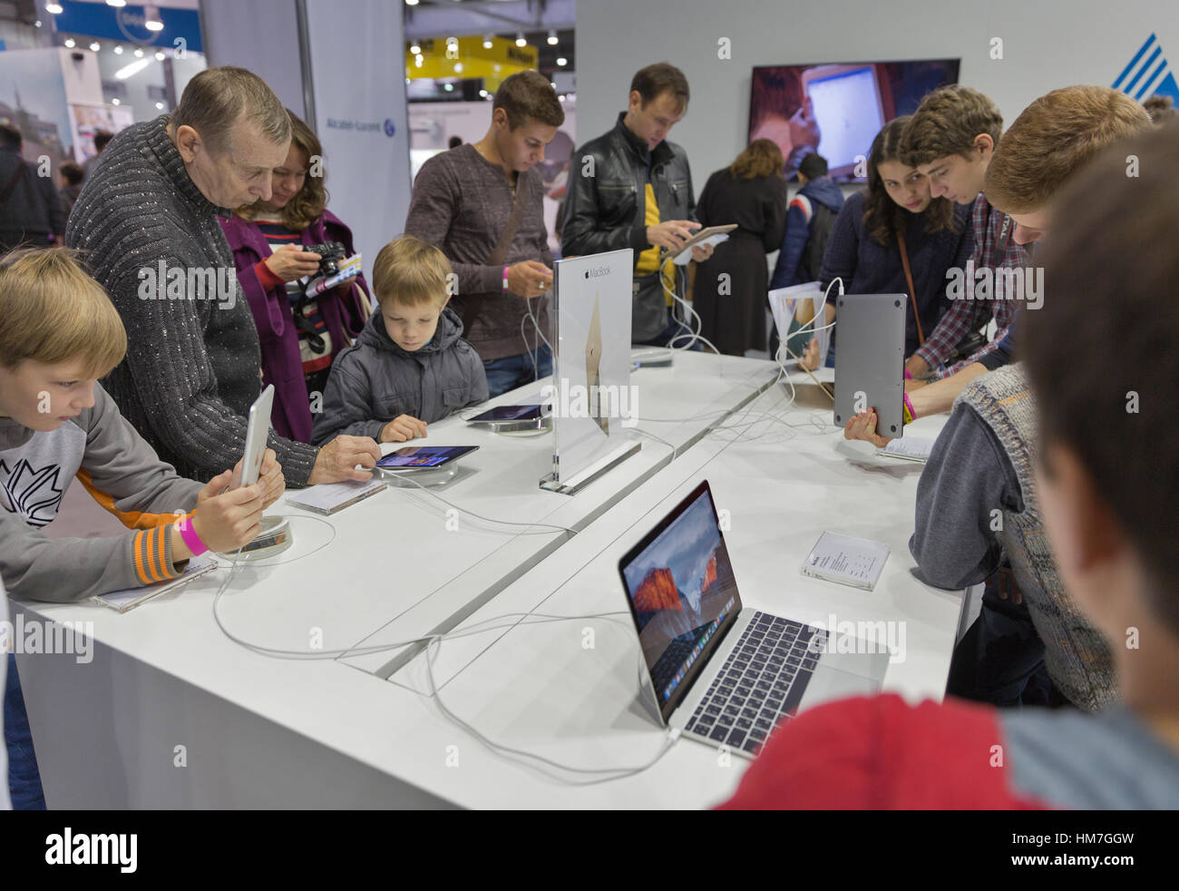 KIEV, UCRAINA - 11 ottobre 2015: la gente visita Apple, una multinazionale americana tecnologia azienda stand durante la CEE 2015, il più grande electronics trad Foto Stock