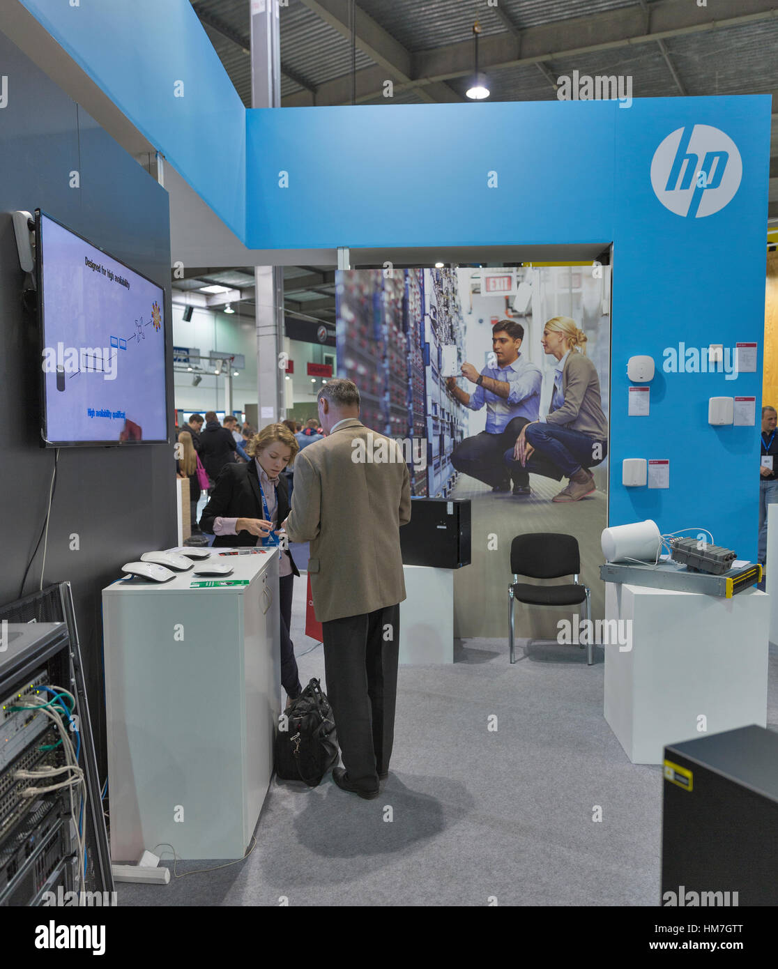 KIEV, UCRAINA - 11 ottobre 2015: persone visitate Hewlett-Packard, global information technology company stand durante la CEE 2015, più grande commercio elettronico Foto Stock