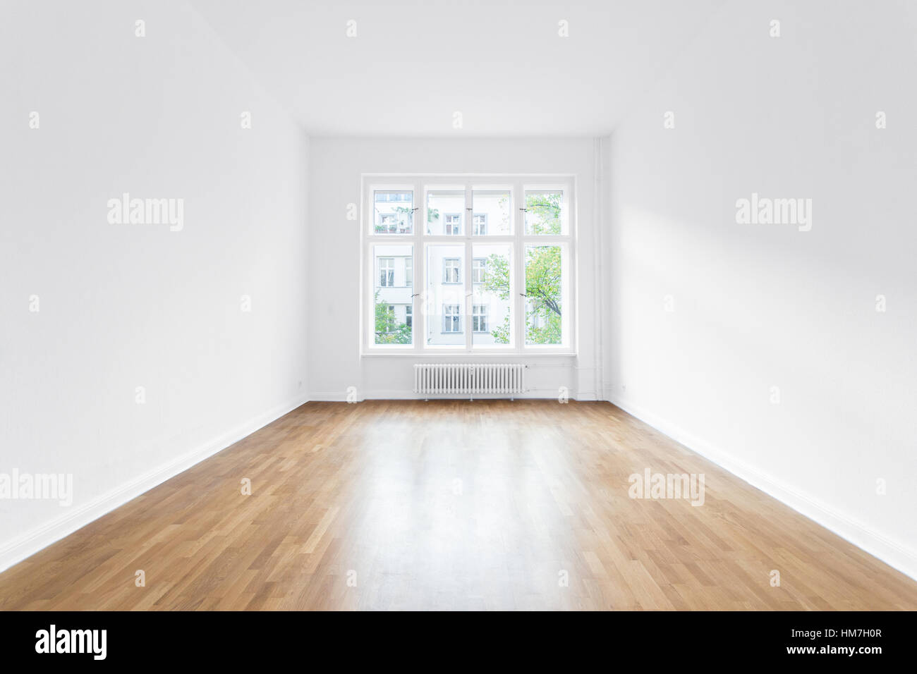 Svuotare la camera bianca con pavimento in parquet dopo la ristrutturazione Foto Stock