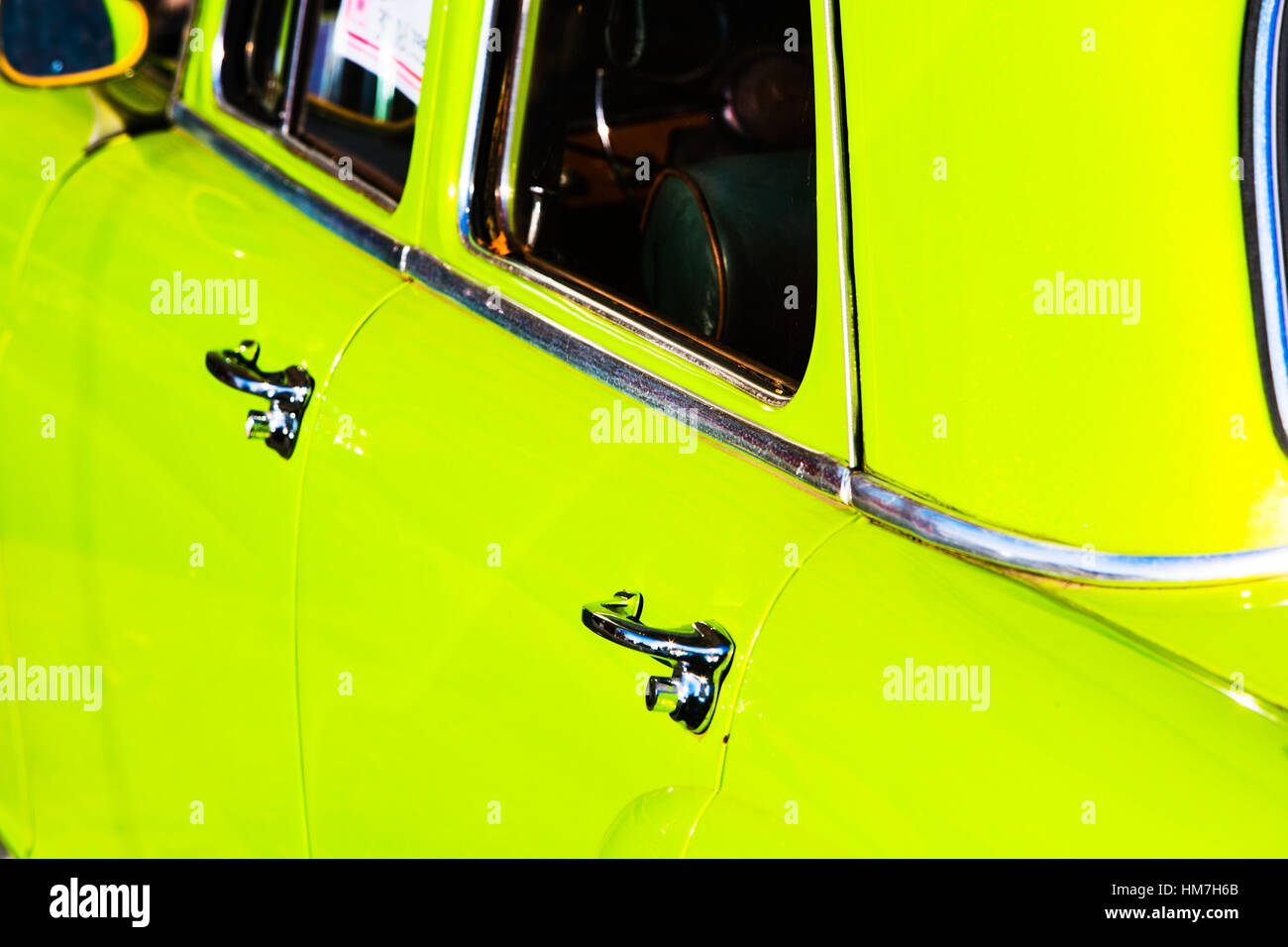 Le porte e le finestre di verde auto Foto Stock
