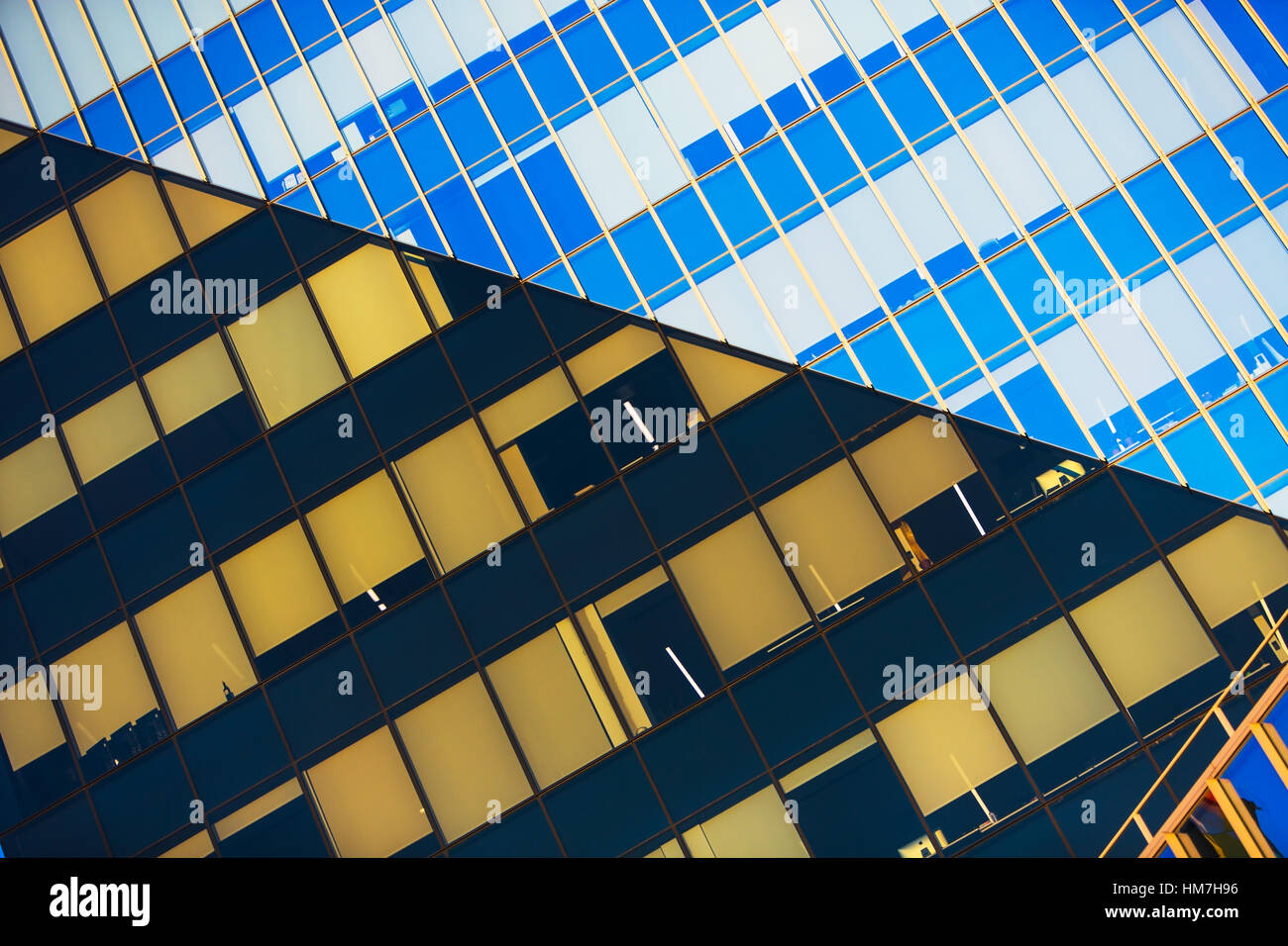 Stati Uniti d'America, New York New York City, forme geometriche della facciata di vetro Foto Stock