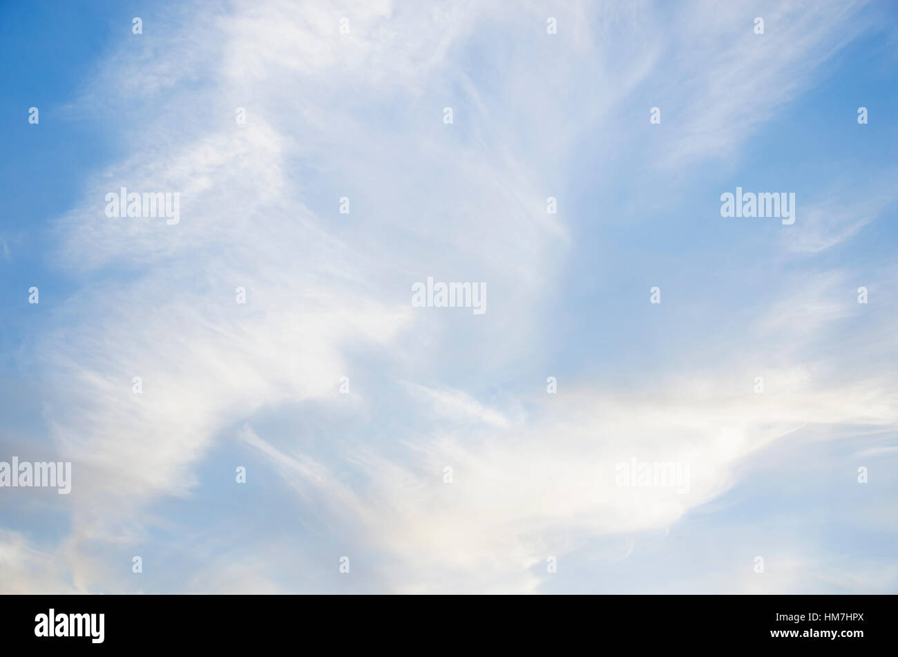 Cirrus nuvole sul cielo blu Foto Stock