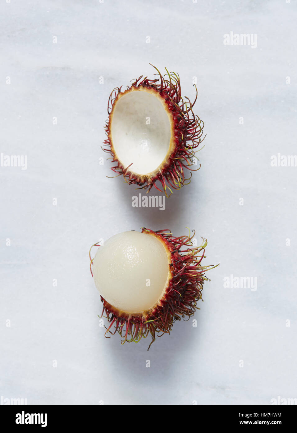 Rambutan (Nephelium lappaceum) frutto contro uno sfondo bianco Foto Stock