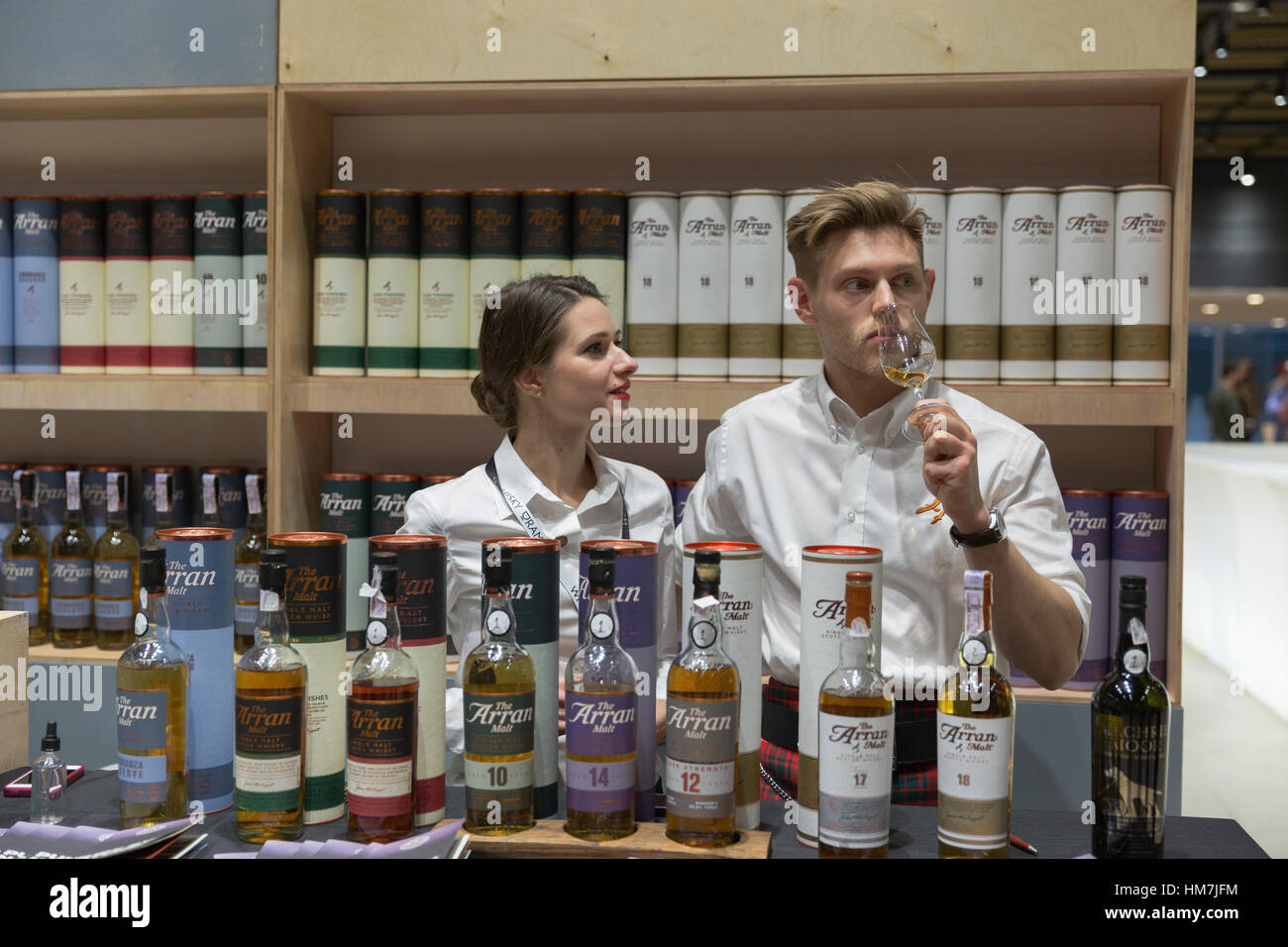 KIEV, UCRAINA - 21 novembre 2015: Andy Bell, responsabile vendite regionale, presenta la Arran single malt Scotch Whisky Distillery stand ucraino 1W Foto Stock