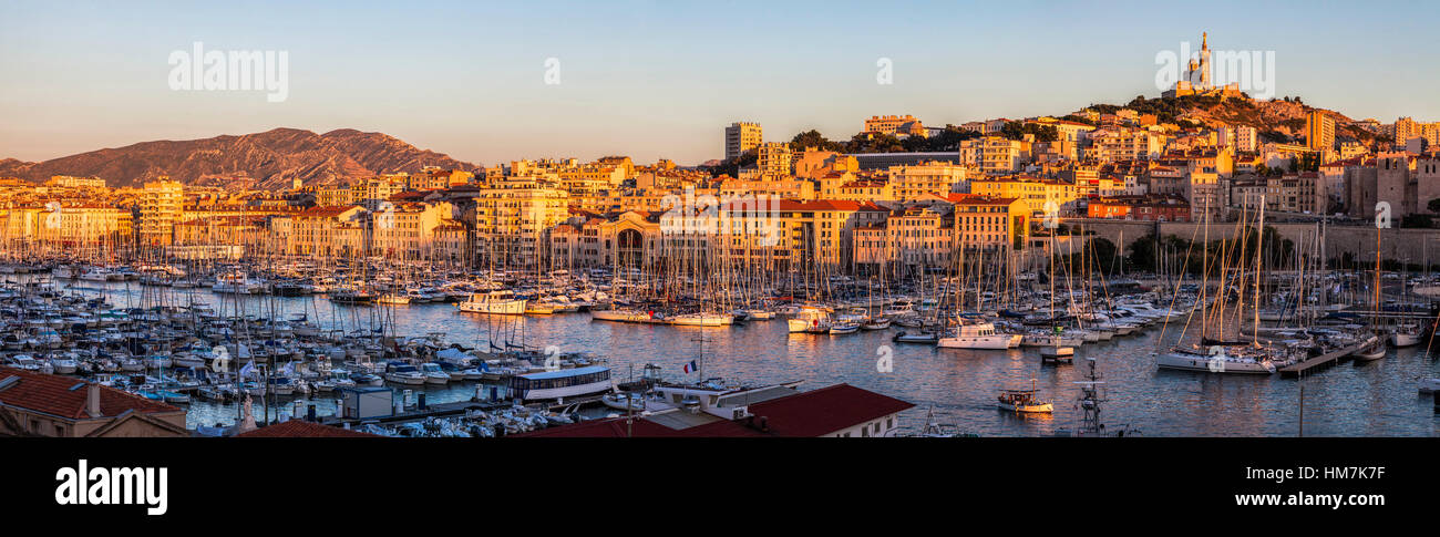 Francia, Provence-Alpes-Côte d'Azur, Marsiglia, Notre Dame de la Garde sopra Vieux Port - Porto Vecchio Foto Stock