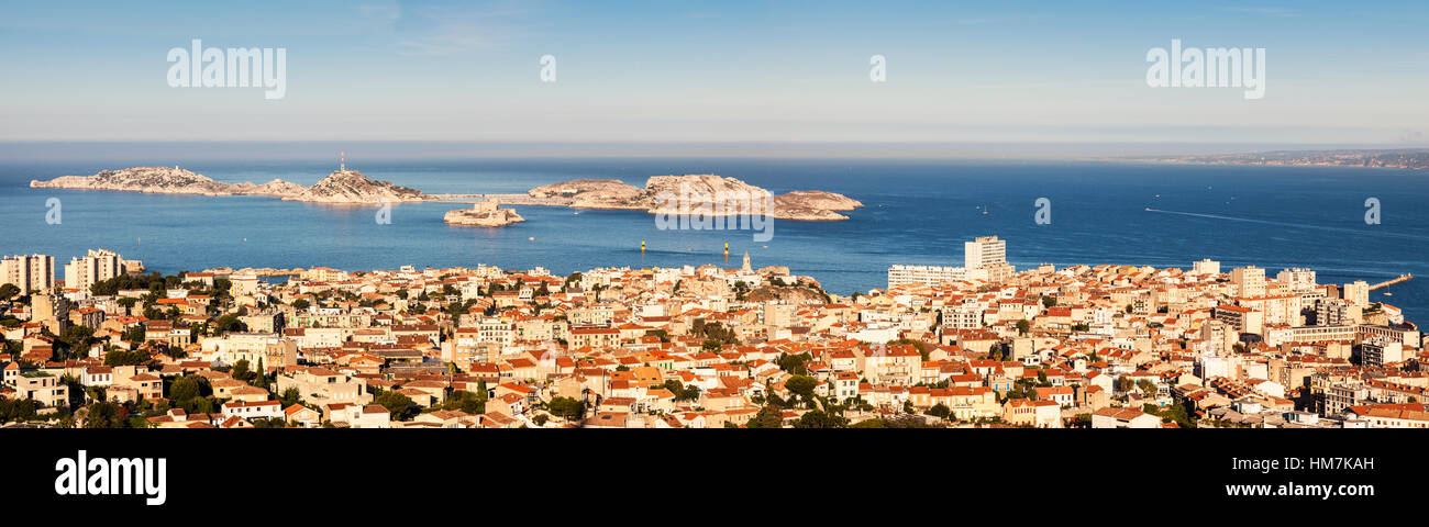 Francia, Provence-Alpes-Côte d'Azur, Marsiglia, paesaggio urbano con il mare in background Foto Stock
