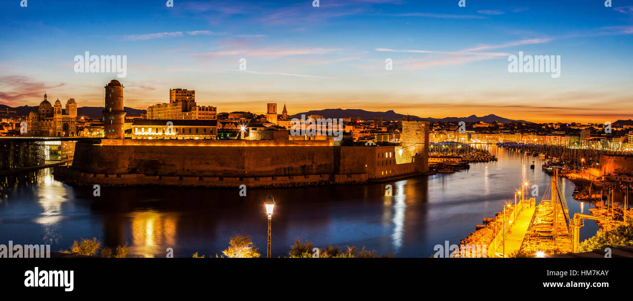 Francia, Provence-Alpes-Côte d'Azur, Marsiglia, Fort Saint-Jean e Cattedrale di Marsiglia al tramonto Foto Stock