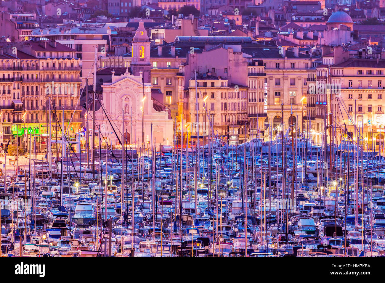 Francia, Provence-Alpes-Côte d'Azur, Marsiglia, Cityscape con Vieux Port - Porto Vecchio al tramonto Foto Stock