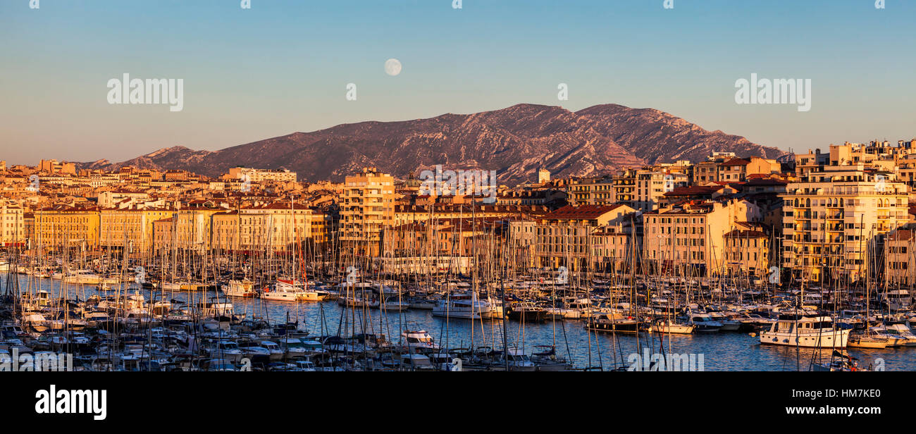 Francia, Provence-Alpes-Côte d'Azur, Marsiglia, Cityscape con Vieux Port - Porto Vecchio, mountain in background Foto Stock
