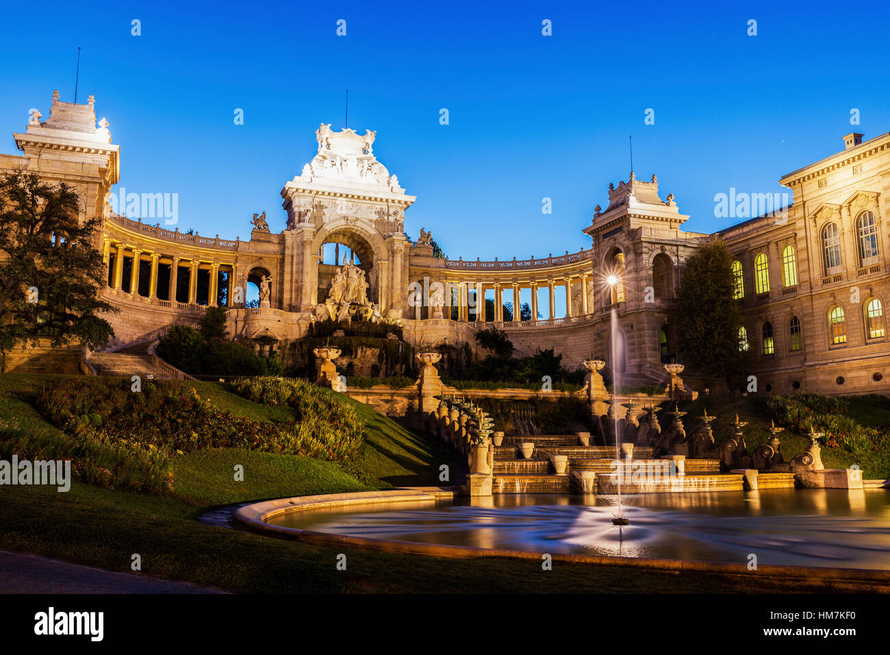 Francia, Provence-Alpes-Côte d'Azur, Marsiglia, Palazzo Longchamp monumento con fontana adiacente Foto Stock