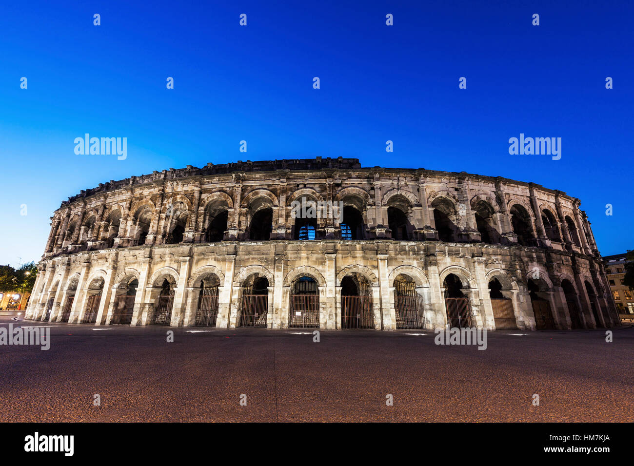 Francia, Occitanie, Nimes, arena di Nimes all'imbrunire Foto Stock