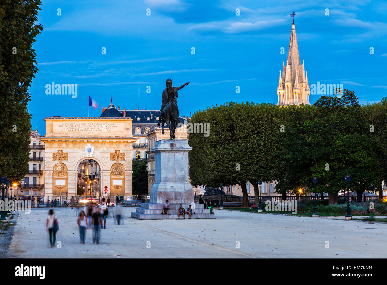 Francia, Occitanie, Montpellier, Porte du Peyrou e St. Anne Chiesa al crepuscolo Foto Stock