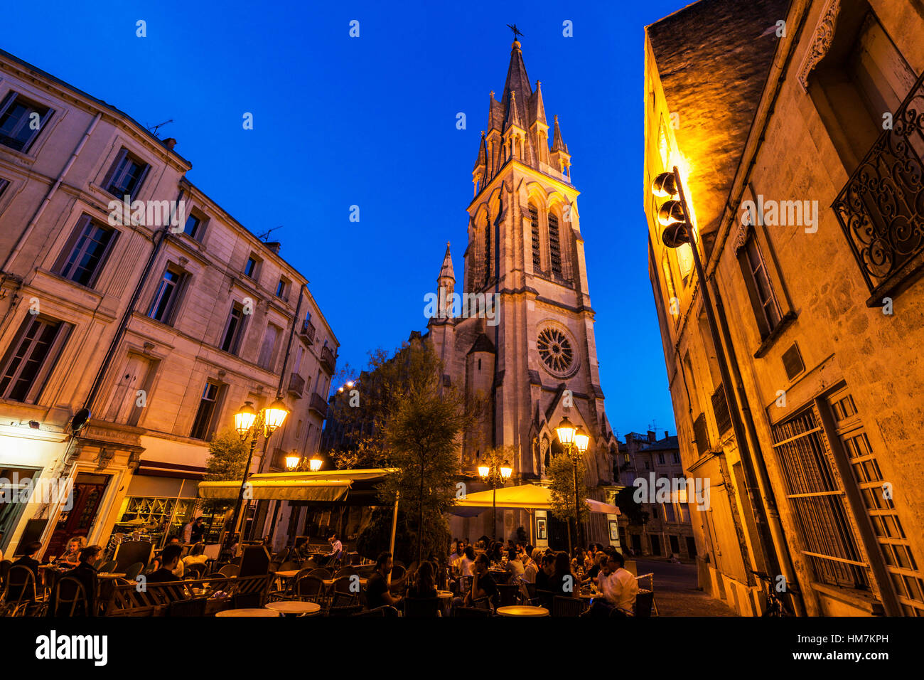 Francia, Occitanie, Montpellier, cafè sul marciapiede e St. Anne Chiesa al crepuscolo Foto Stock