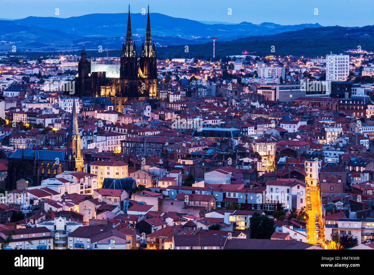Francia, Auvergne-Rhone-Alpes, Clermont-Ferrand, città al crepuscolo Foto Stock