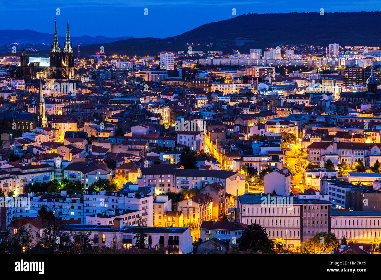 Francia, Auvergne-Rhone-Alpes, Clermont-Ferrand, città al crepuscolo Foto Stock