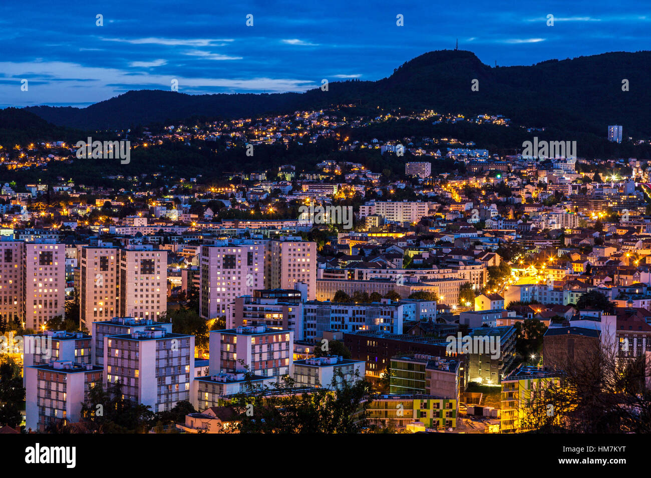 Francia, Auvergne-Rhone-Alpes, Clermont-Ferrand, città al crepuscolo Foto Stock