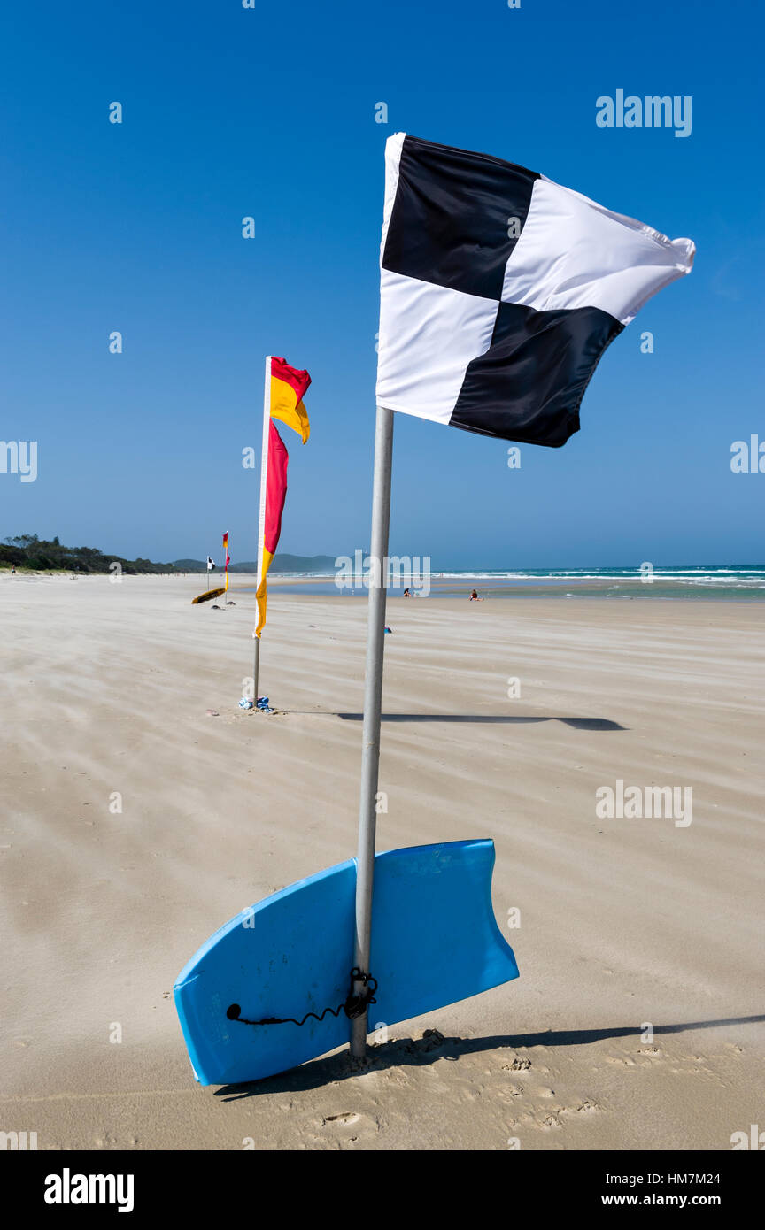 Una spiaggia salvavita di bandiera identifica il surf mezzo di salvataggio zona di confine. Foto Stock