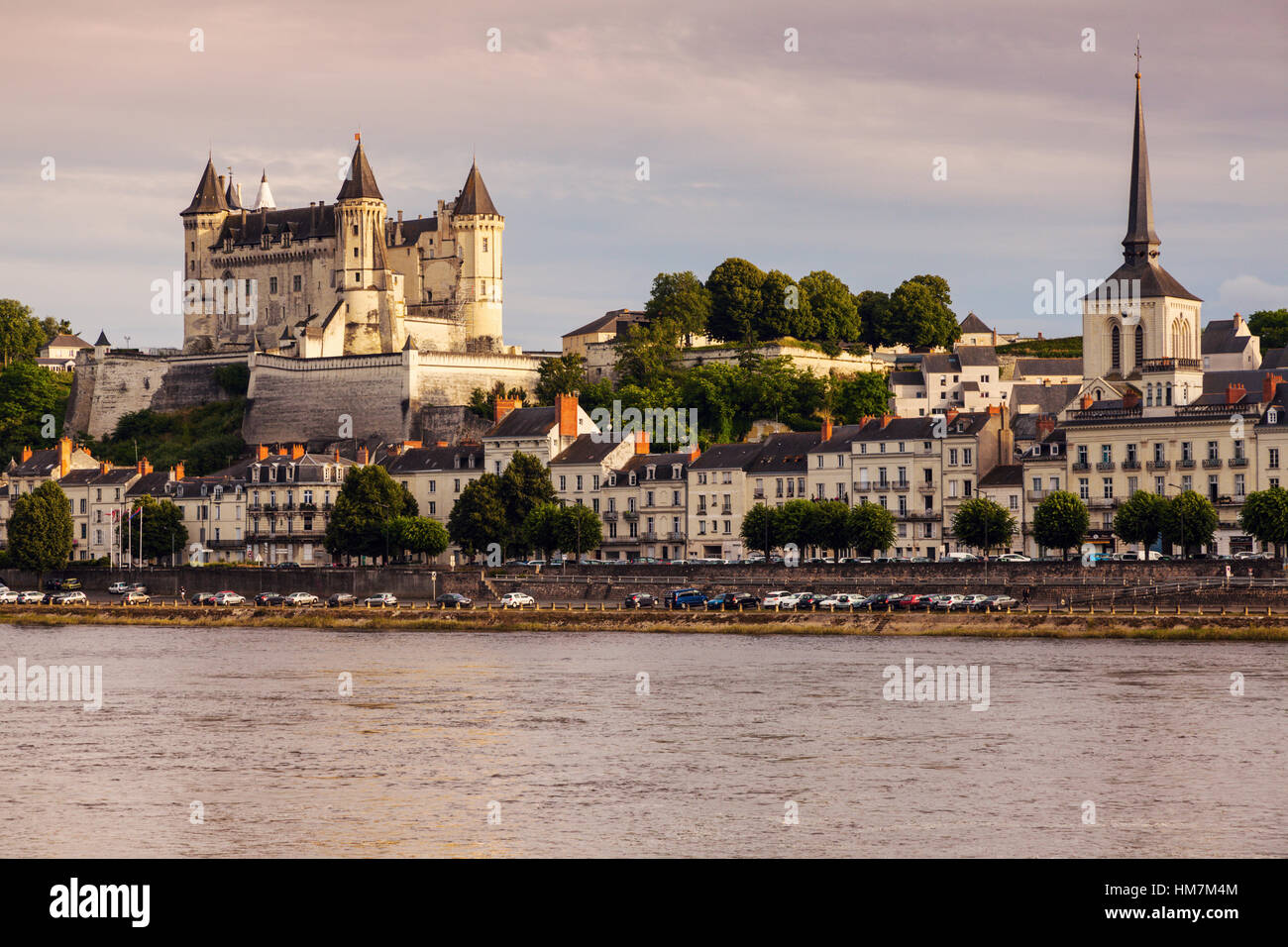 Francia Pays de la Loire Saumur, sul lungomare della Citta' al tramonto Foto Stock
