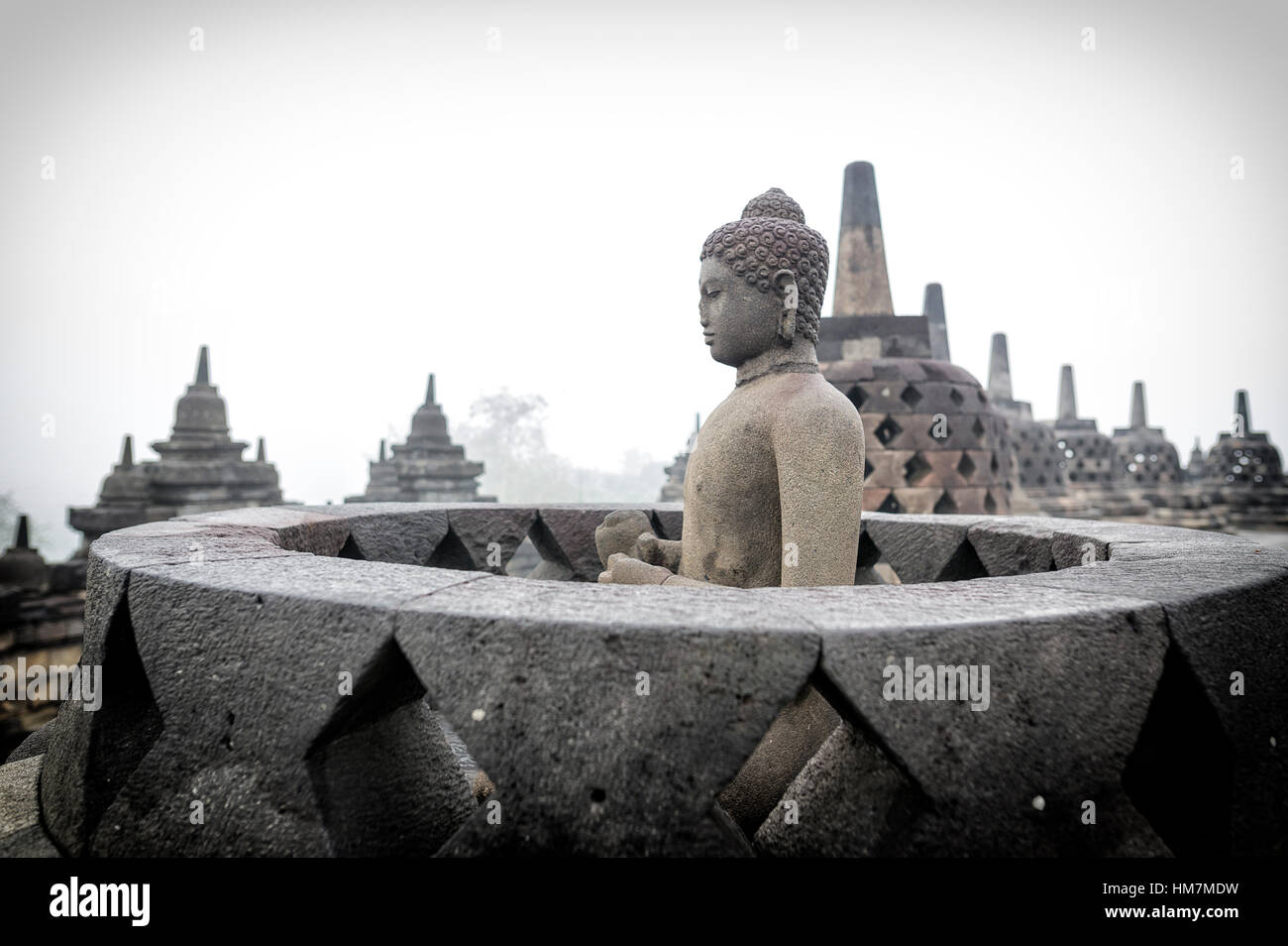 Tempio buddista Borobudur prese a Sunrise. Yogyakarta, Indonesia con vignette Foto Stock