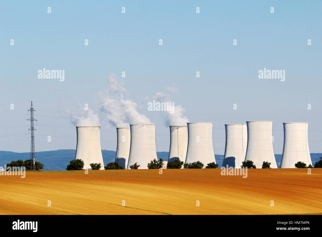 Torri di raffreddamento nucleare della centrale atomica Foto Stock