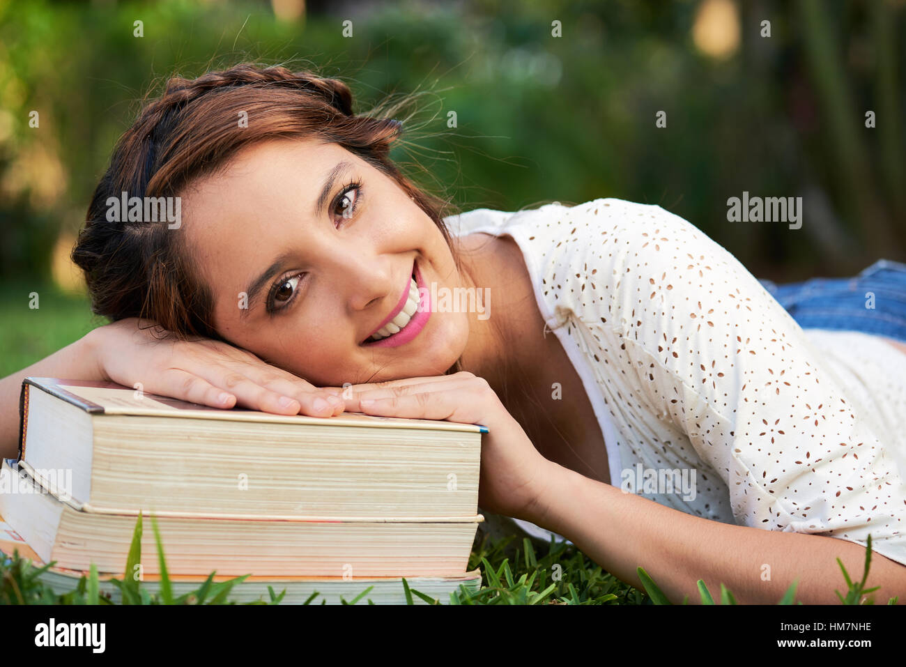 Grill in appoggio sulla sommità di una pila di libri Foto Stock