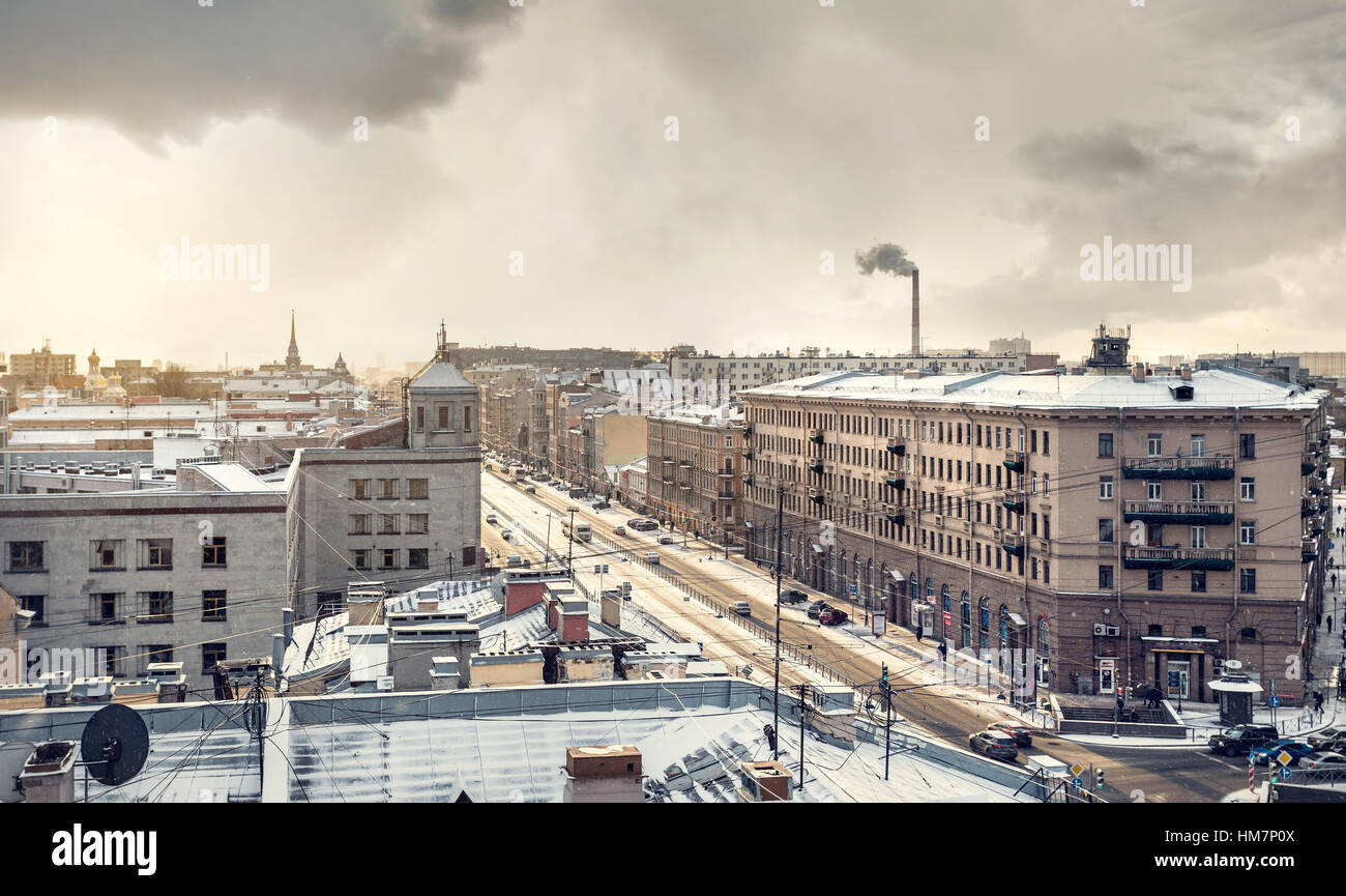 Vista panoramica di Ligovsky prospect con vecchi edifici dal tetto a neve caduta a San Pietroburgo, Russia Foto Stock