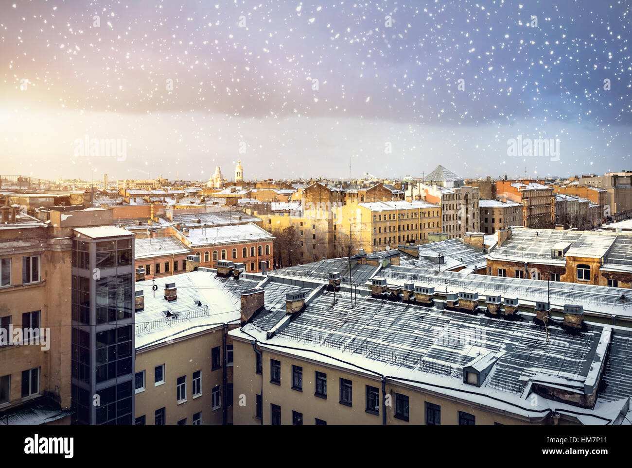 Vista panoramica di vecchi edifici dal tetto a neve caduta al tramonto a San Pietroburgo, Russia Foto Stock