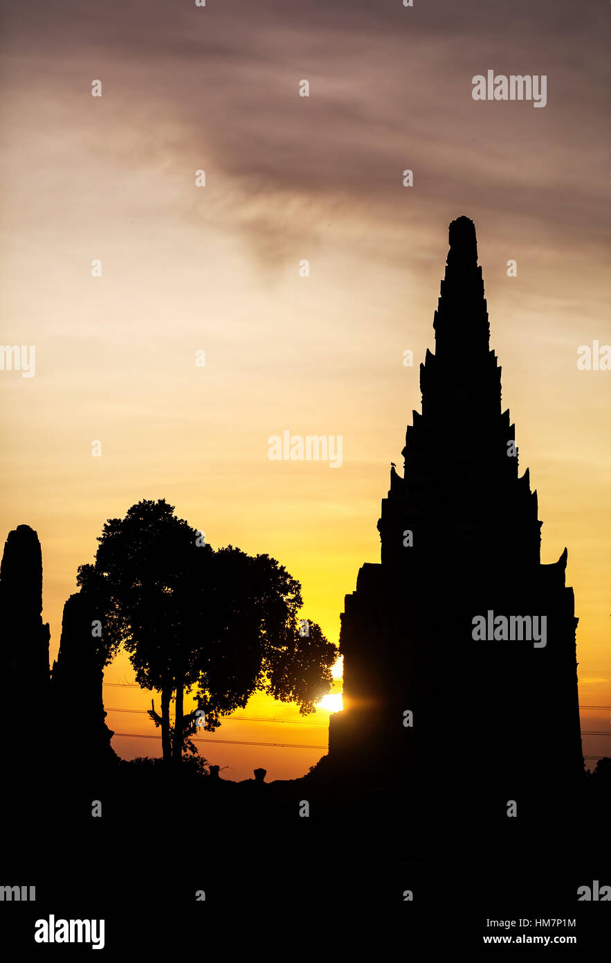 Silhouette di antico rovinato wat Chaiwatthanaram al tramonto in Ayutthaya, Thailandia Foto Stock
