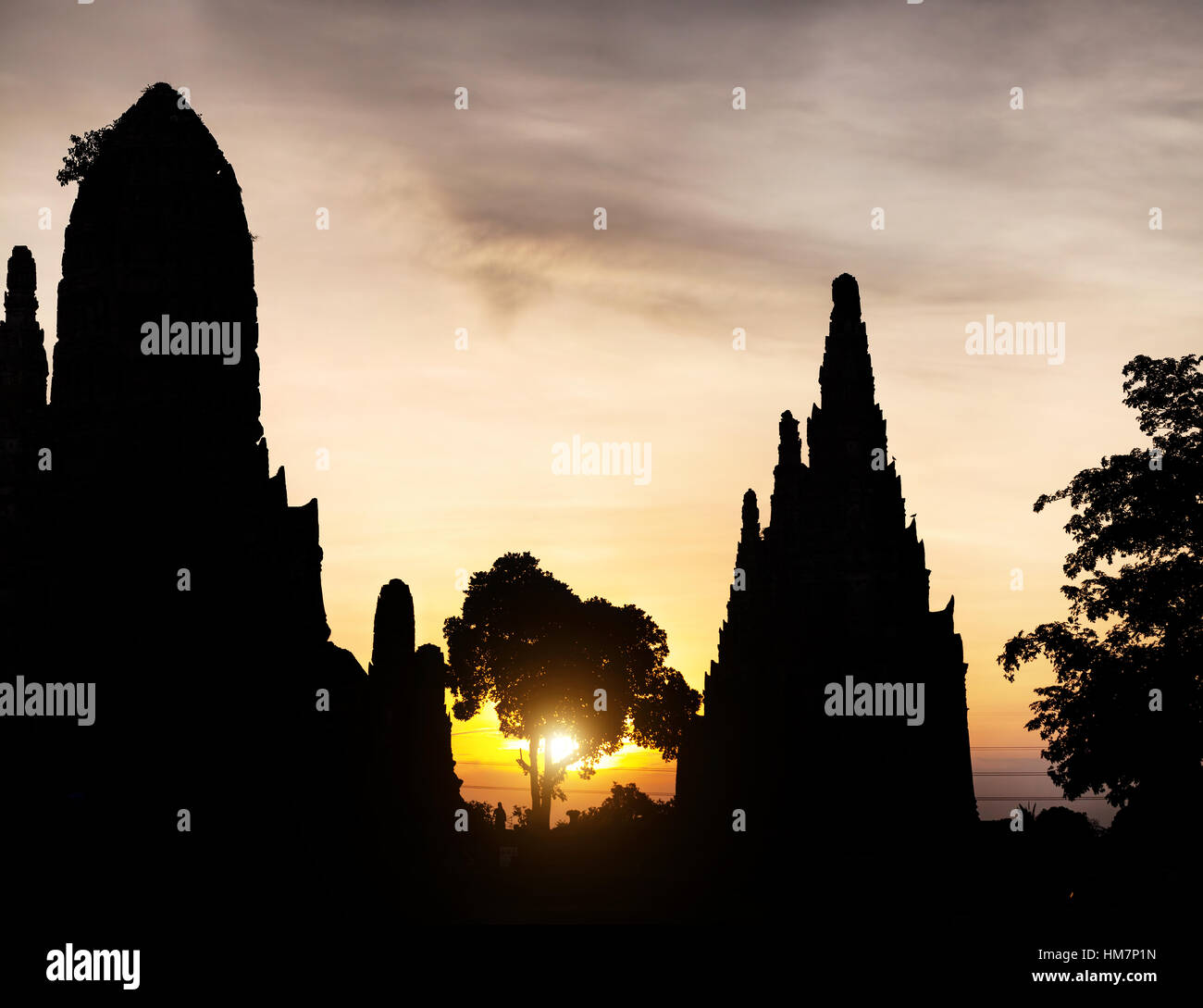 Silhouette di antico rovinato wat Chaiwatthanaram al tramonto in Ayutthaya, Thailandia Foto Stock