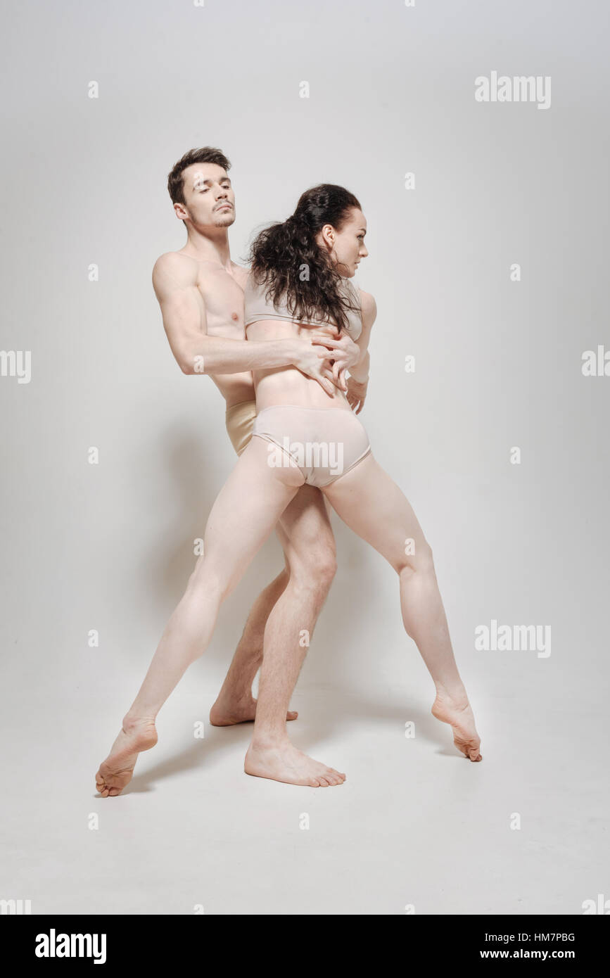 Artistico giovani ballerini eseguono davanti allo sfondo bianco Foto Stock