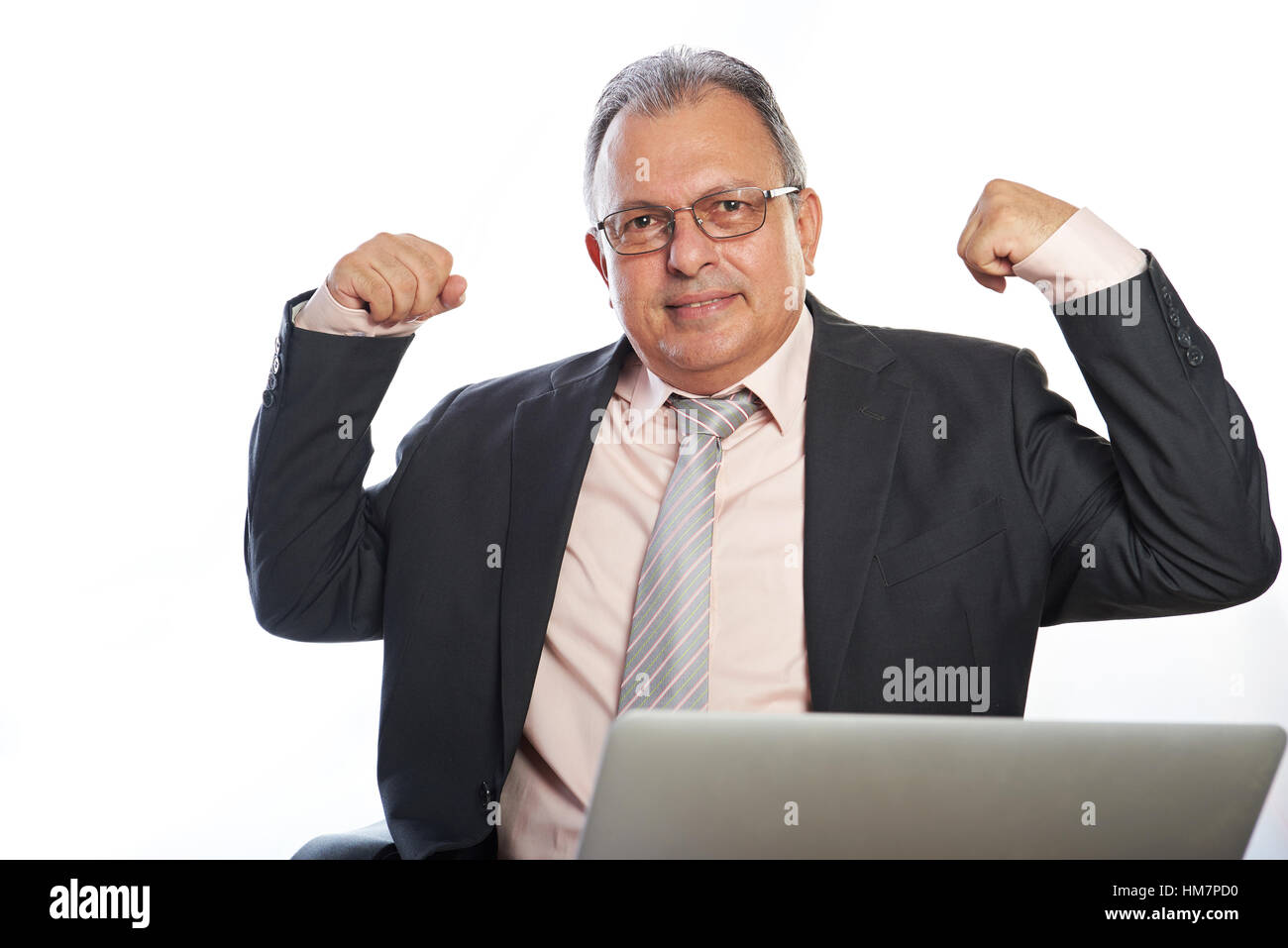 Uomo d'affari con gli occhiali mostra muscolo isolato su bianco Foto Stock