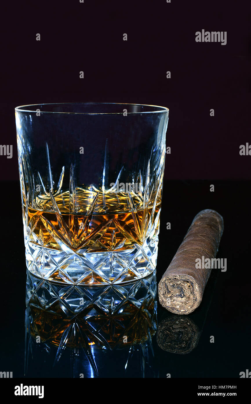 Bicchiere di whiskey e un sigaro. Foto Stock