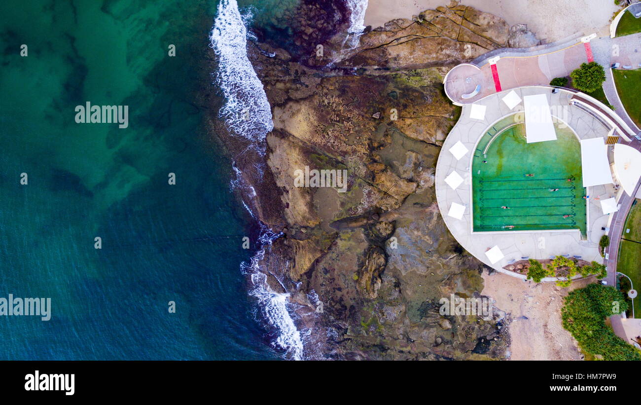 Immagini aeree di Kings Beach, compresa la piscina di acqua salata e oceano, nel Queensland, in Australia. Foto Stock