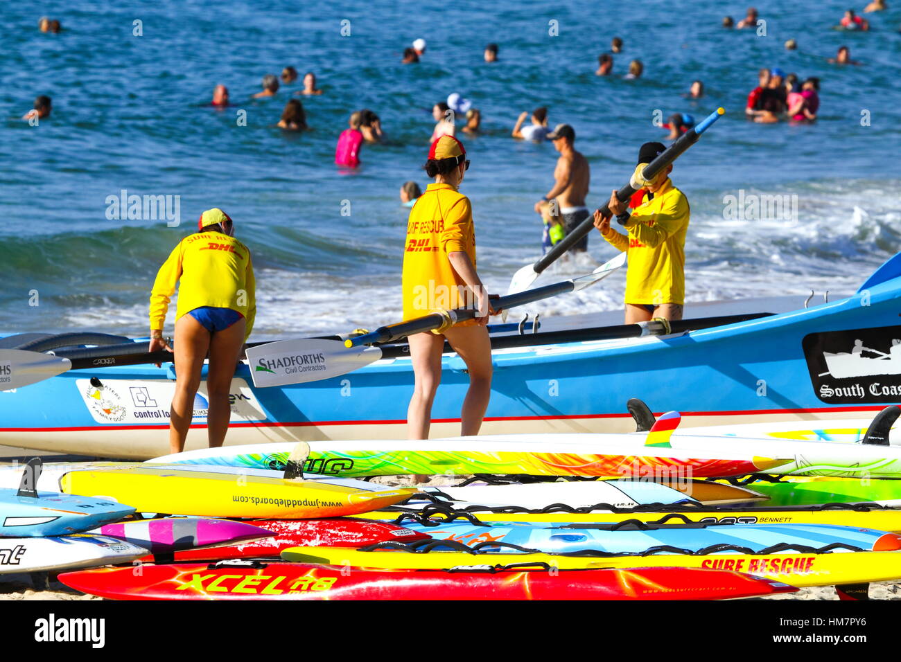 Surf Lifesavers lanciando un surf barca per alcuni corsi di formazione presso Kings Beach sulla costa del sole del Queensland, Australia. Foto Stock