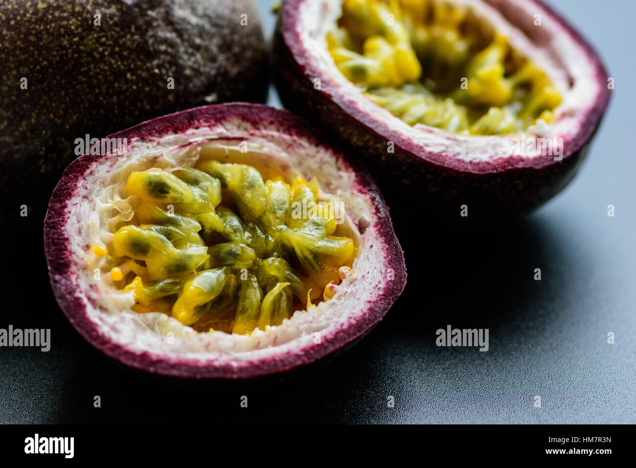 Il frutto della passione su sfondo scuro Foto Stock