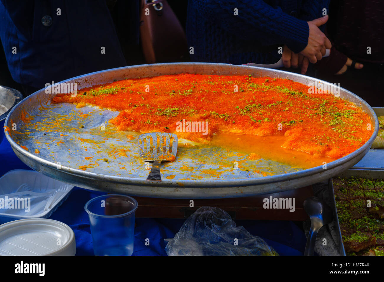 Kanafah, in vendita sul mercato. Si tratta di un Medio Oriente pasta formaggio imbevuto in un dolce a base di zucchero sciroppo Foto Stock