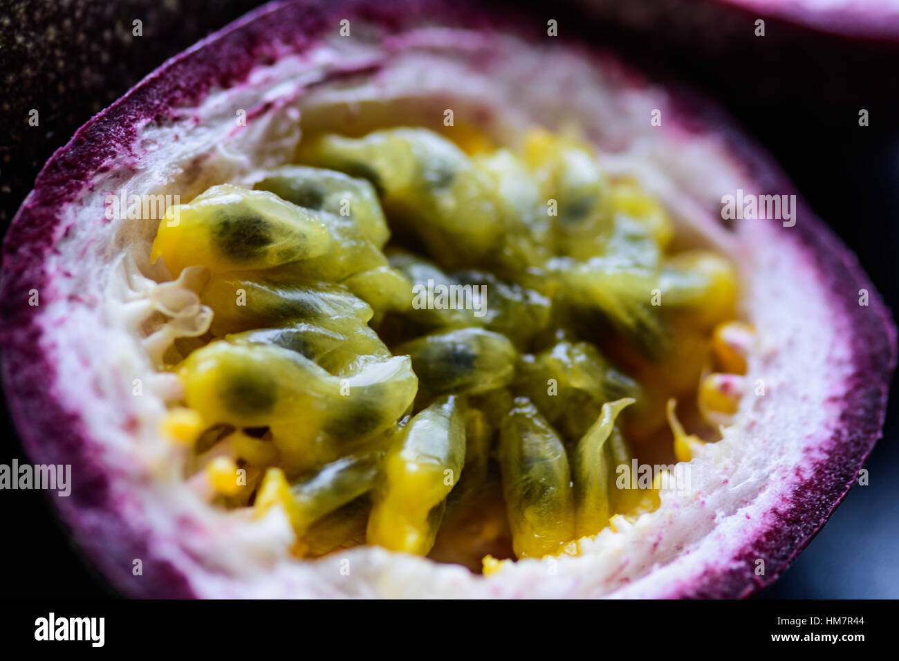 Il frutto della passione su sfondo scuro Foto Stock