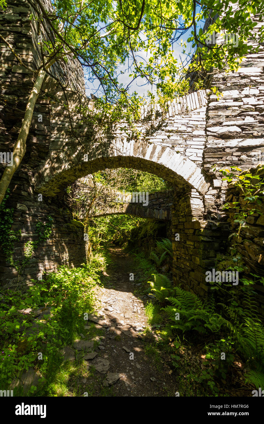 Pietra di due archi rampanti mantenendo le pile di ardesia in posizione verticale. Dorothea cava di ardesia, Nantlle, Gwynedd, Wales, Regno Unito. Foto Stock