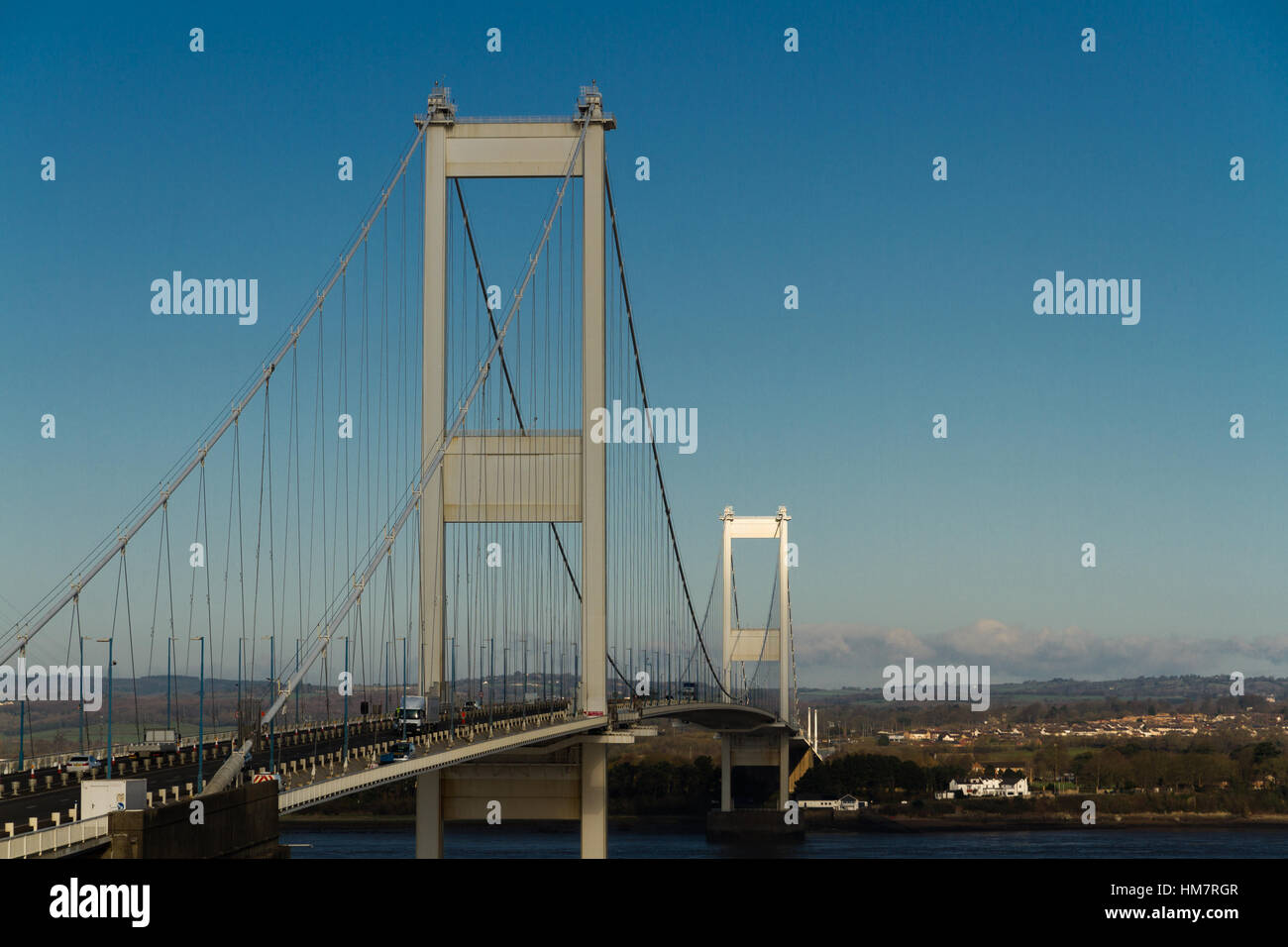 Il vecchio Severn Crossing welsh Pont Hafren ponte che attraversa dall'Inghilterra al Galles attraverso i fiumi Severn e di Wye. Spazio a destra. Foto Stock