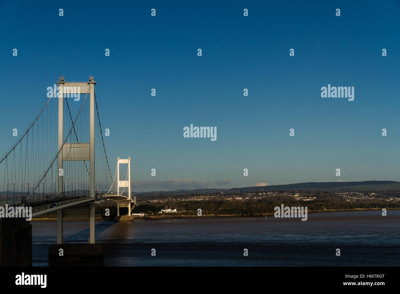 Il vecchio Severn Crossing welsh Pont Hafren ponte che attraversa dall'Inghilterra al Galles attraverso i fiumi Severn e di Wye. Spazio a destra. Foto Stock
