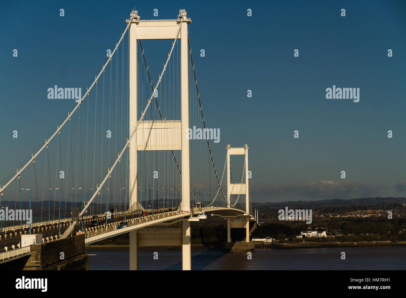 Il vecchio Severn Crossing welsh Pont Hafren ponte che attraversa dall'Inghilterra al Galles attraverso i fiumi Severn e di Wye. Spazio a destra. Foto Stock
