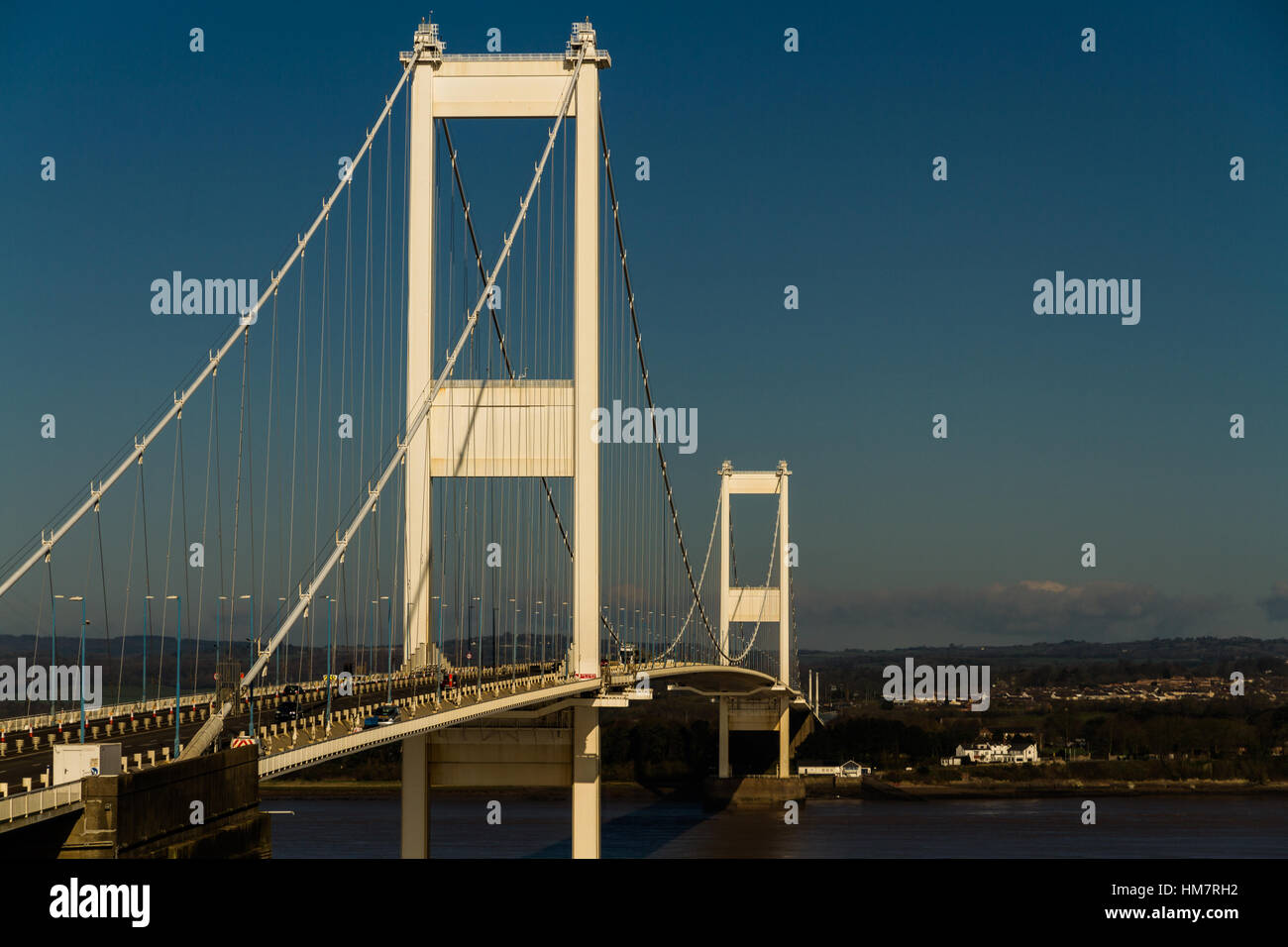 Il vecchio Severn Crossing welsh Pont Hafren ponte che attraversa dall'Inghilterra al Galles attraverso i fiumi Severn e di Wye. Spazio a destra. Foto Stock