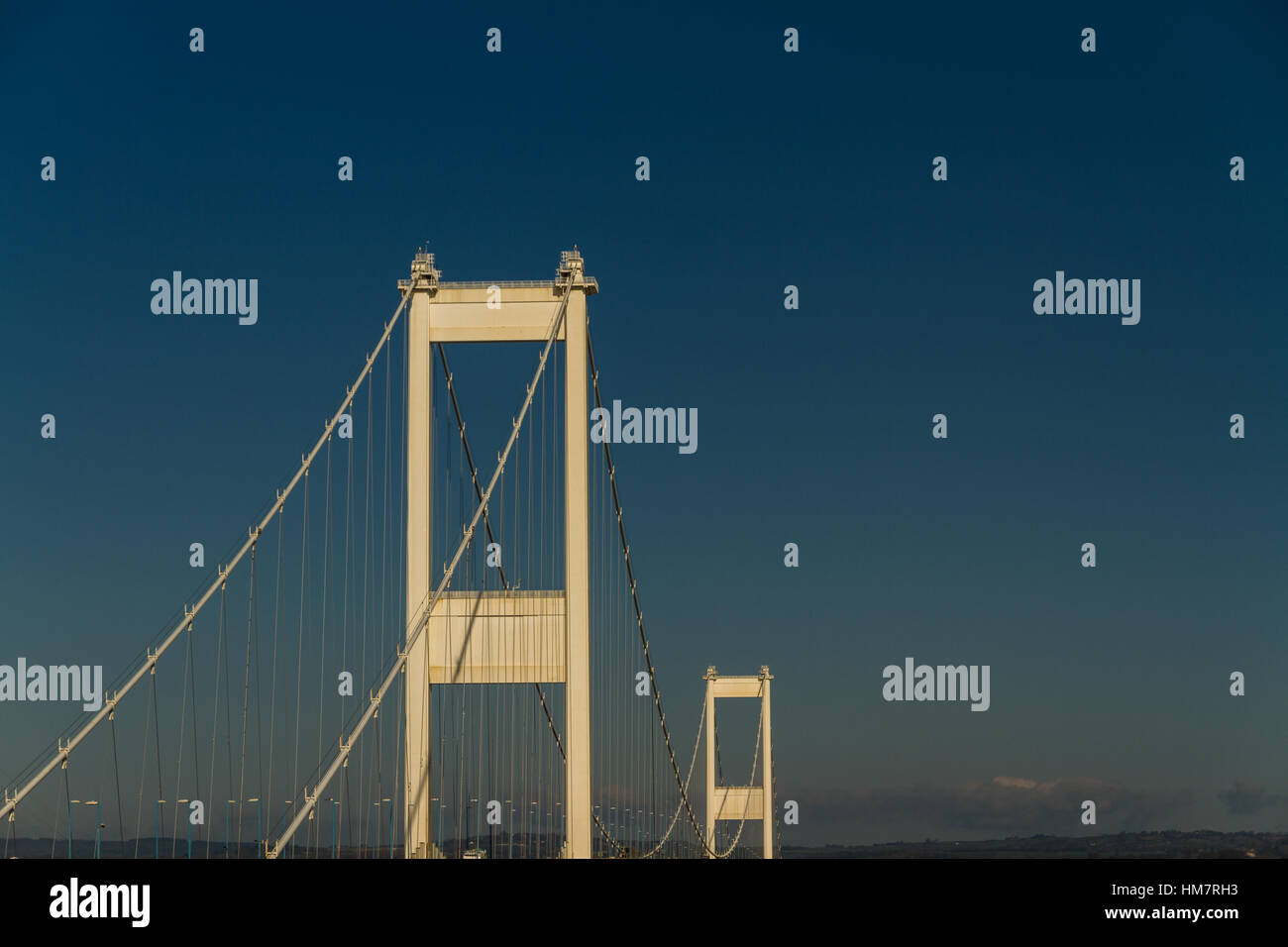 Torri del vecchio Severn Crossing welsh Pont Hafren ponte che attraversa dall'Inghilterra al Galles attraverso i fiumi Severn e di Wye. Foto Stock