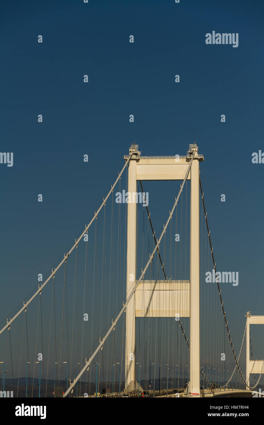 Torri del vecchio Severn Crossing welsh Pont Hafren ponte che attraversa dall'Inghilterra al Galles attraverso i fiumi Severn e di Wye. Foto Stock