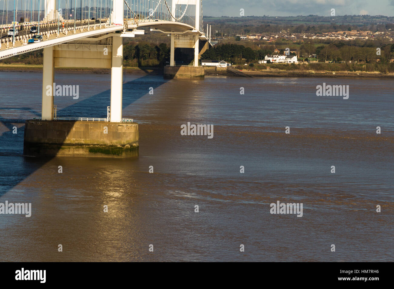 Piloni del vecchio Severn Crossing welsh Pont Hafren ponte che attraversa dall'Inghilterra al Galles attraverso i fiumi Severn e di Wye. Foto Stock