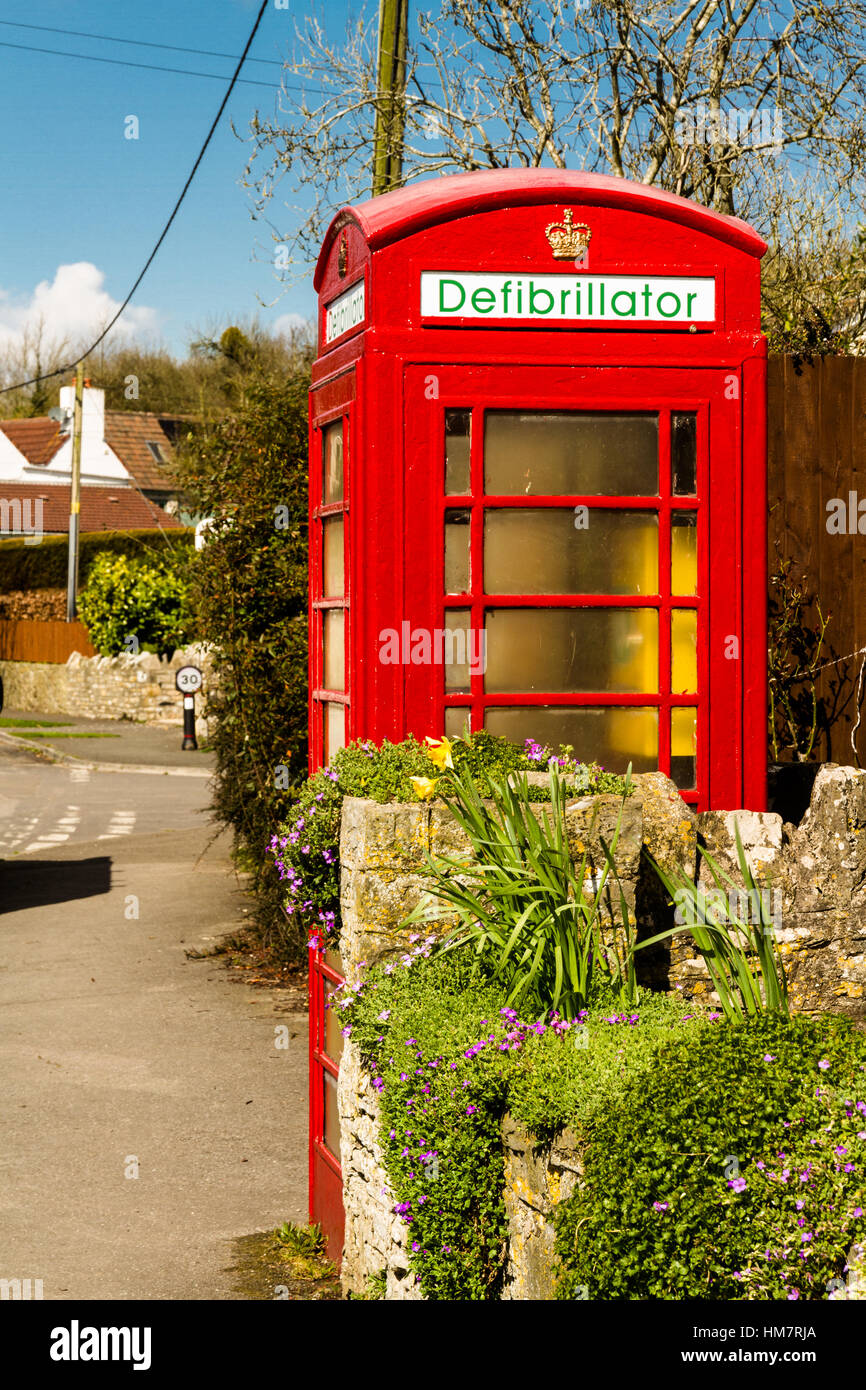 Rosso inglese chiamata telefonica nella casella riutilizzati come un defibrillatore Foto Stock