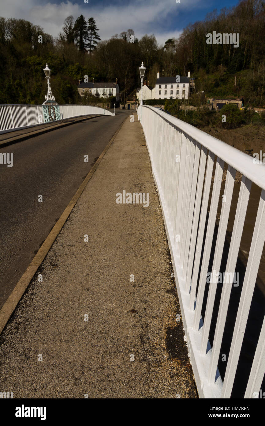 Il vecchio ponte stradale sul fiume Wye collegando Chepstow, Galles e Tutshill Inghilterra. Foto Stock