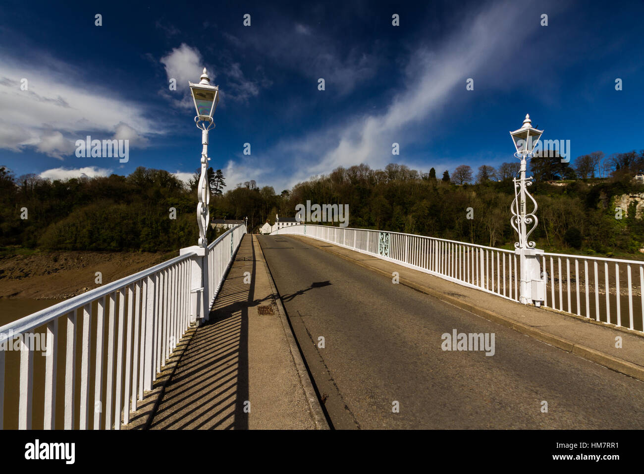 Il vecchio ponte stradale sul fiume Wye collegando Chepstow, Galles e Tutshill Inghilterra. Foto Stock