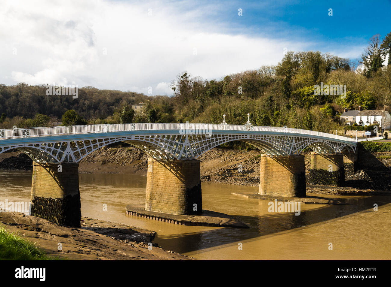 Il vecchio ponte stradale sul fiume Wye collegando Chepstow, Galles e Tutshill Inghilterra. Foto Stock