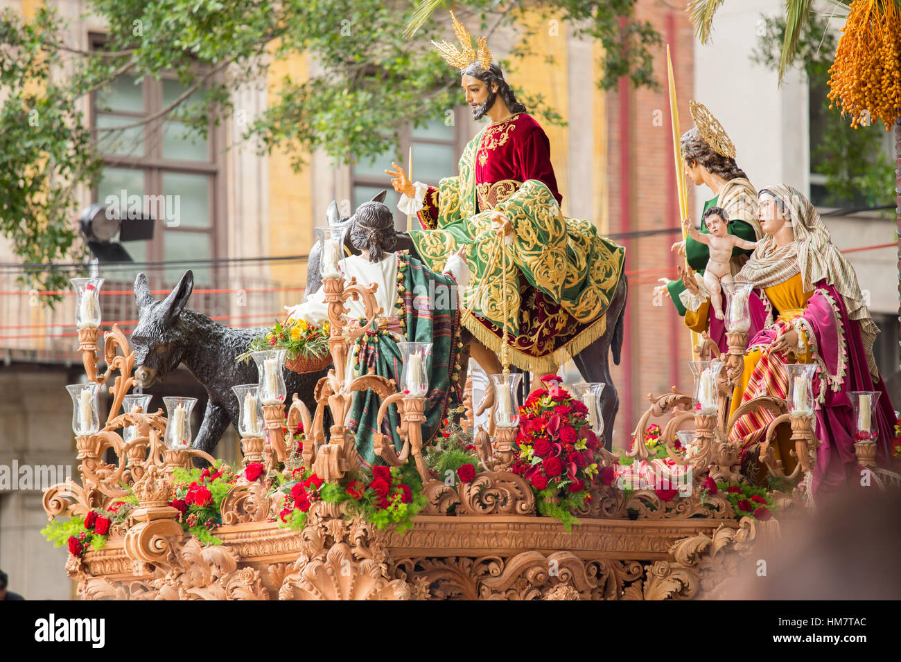 Gesù Cristo cavalcando un asino per la domenica delle palme (durante la settimana di Pasqua). Figura pesante che viene spostato da manodopera durante una processione. Tipici della Pasqua e Settimana Santa Foto Stock